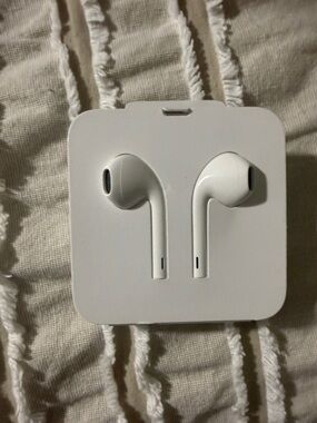 Brand new Apple White Wired Earbuds in Protective Holder